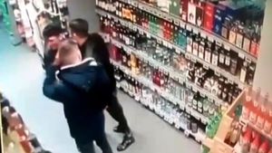 Ce au pățit trei tineri după ce au furat opt sticle de wkisky dintr-un supermarket din Tulcea. Decizia magistraților