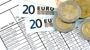 Curs valutar BNR, 27 august. Cât costă azi euro, dolar și lira