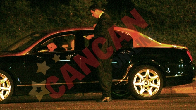 Iri ia masuri radicale atunci cand vrea sa conduca! Si-a abandonat soferul in mijlocul drumului!