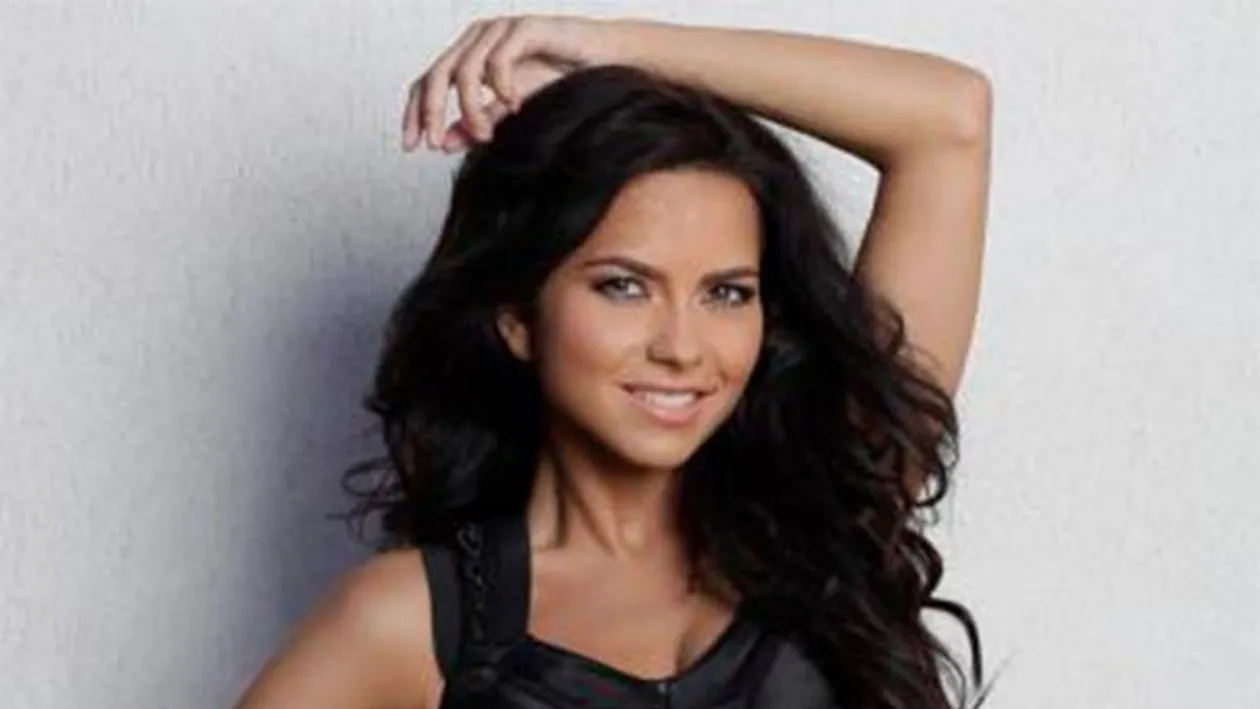 Inna e pe val! A postat o nouă fotografie în ipostaze fierbinţi! Rujul ei te va face să vrei s-o săruţi!