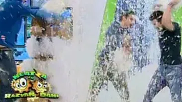 VIDEO Razvan si Dani provoaca cuplurile la o bataie cu perne de Dragobete! Vezi cum a nins cu fulgi de gaina in platou!
