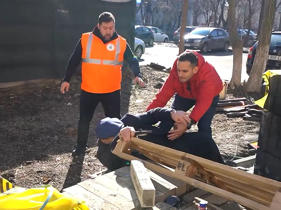 Piedone, căzut pe un șantier, este ajutat să se ridice