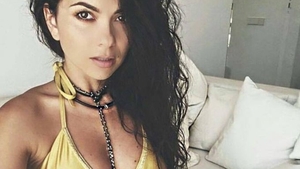 Mai sexy de atât nici că se putea! INNA s-a fotografiat fără sutien îmbrăcată cu un tricou ud şi...