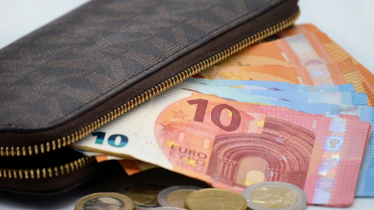 Mugur Isărescu a dezvăluit ce se întâmpla cu ratele românilor. Următoarele două luni pot confirma că românii vor plăti mai puțin la bănci