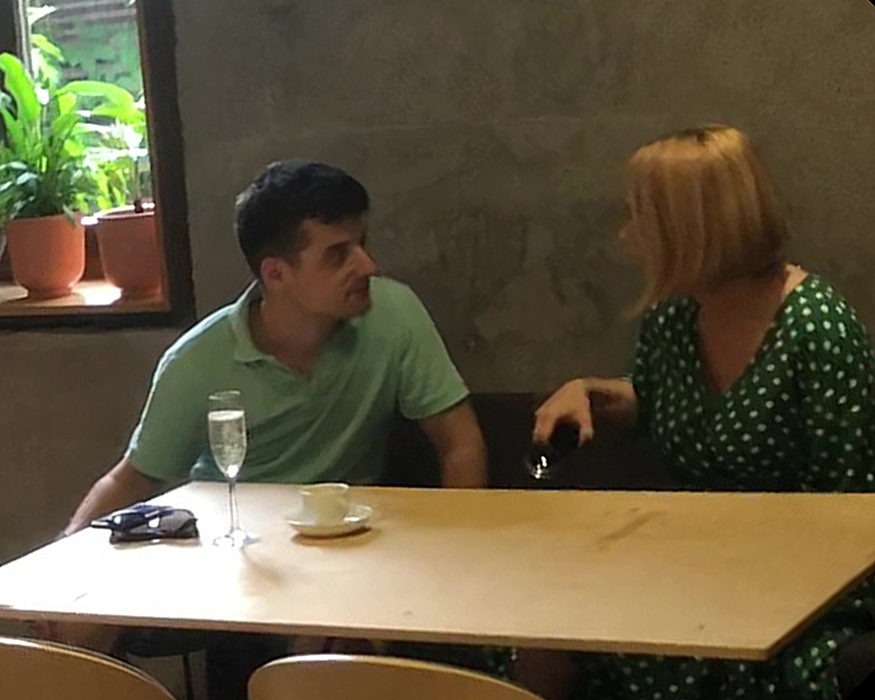 Andreea Esca și Eugen Lumezianu discută la un pahar de spumant și o cafea (Foto: CANCAN.RO)