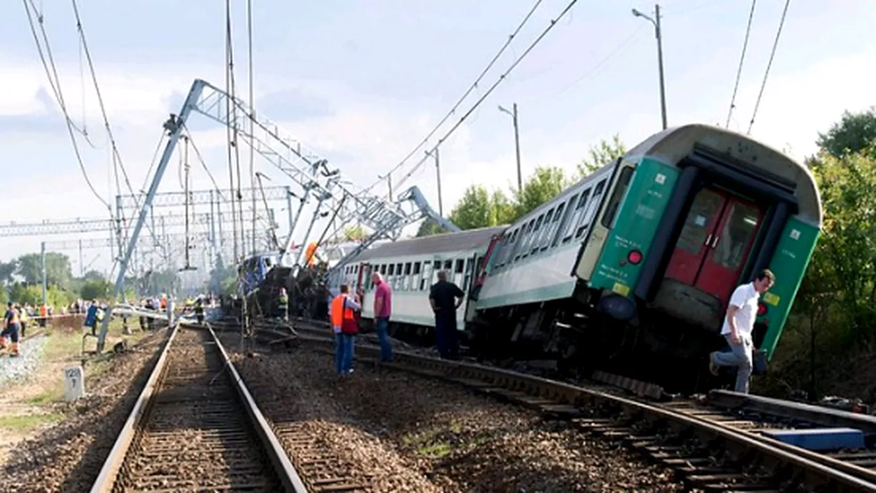 Un tren care circula pe ruta Huedin - Cluj-Napoca a deraiat după ce a lovit o cireadă de vite