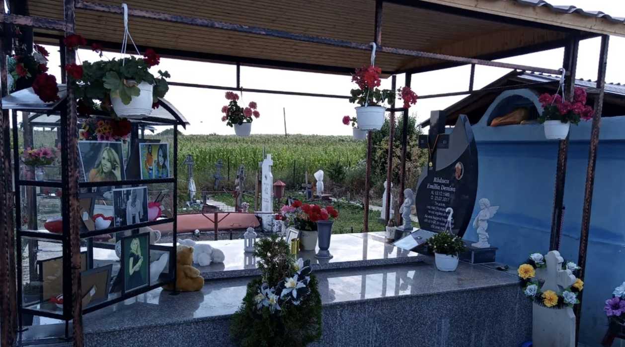 Cum a ajuns să arate mormântul Denisei Răducu, la 7 ani de la moartea sa. O fană a filmat totul: „Acum au uitat-o…”
