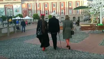 Imagini incredibile! Un bărbat, filmat în timp ce se plimbă cu două femei în lesă, în centrul Timișoarei