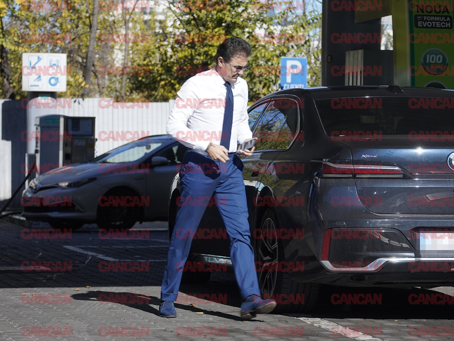 S-a îmbrăcat la patru ace, dar manierele le-a uitat acasă