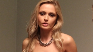 Transformare ULUITOARE a celei mai sexy iubite de fotbalist de la Steaua! I-au cazut sanii de fata cu toata lumea!