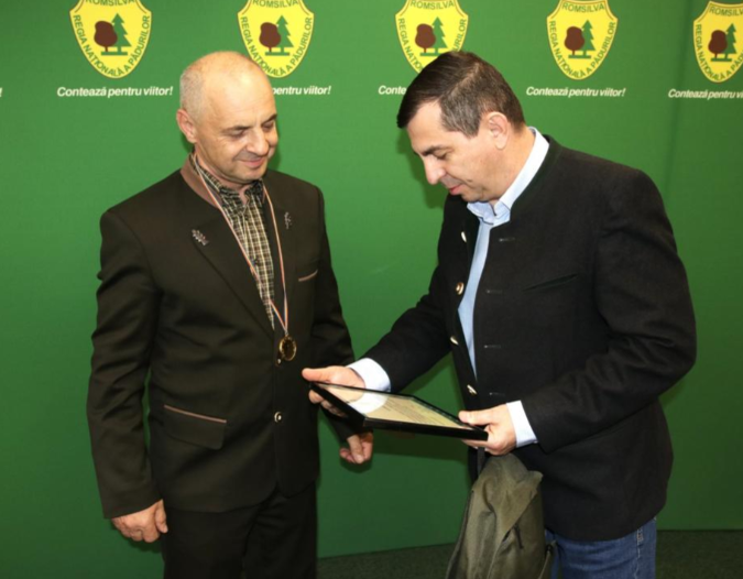 Romsilva l-a premiat pe pădurarul Aurel Frandeș, care a salvat două fetițe dispărute. Sursa foto: Romsilva/Facebook
