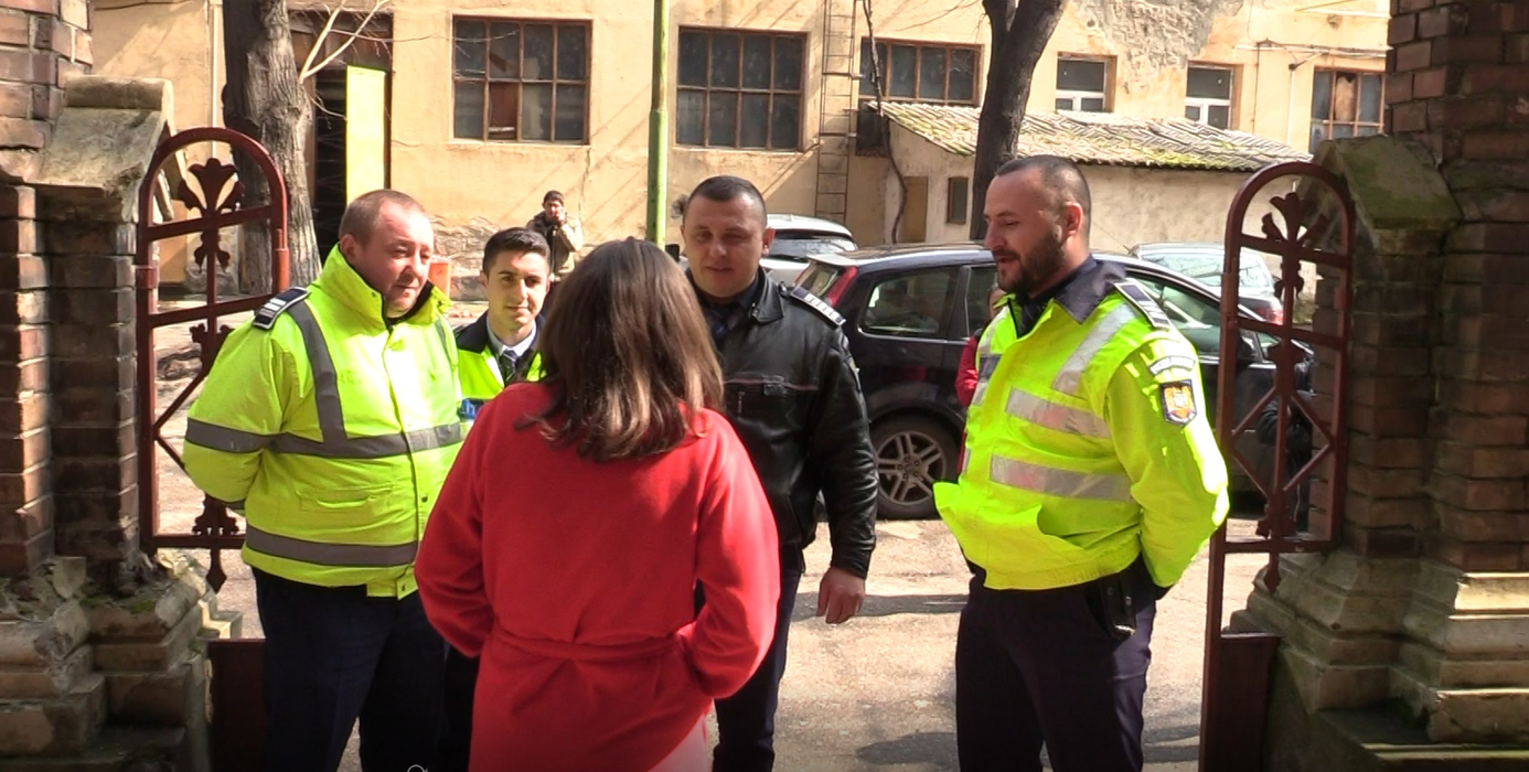 Cei patru polițiști au venit la spital să afle vești despre mama și copilul pe care i-au salvat