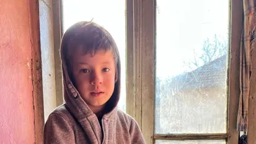 Povestea tristă a lui Ionuţ, băieţelul care se uită pe geam cu porţia