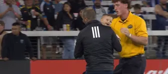 Scene incredibile pe stadion! Un bebeluș a intrat pe teren și a oprit meciul. Ce s-a întâmplat apoi