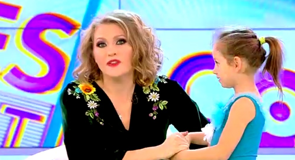 FOTO / Mara Bănică, cadou emoţionant pentru un tată invalid care creşte singur şase copii: „E din suflet, în memoria bunicii mele”