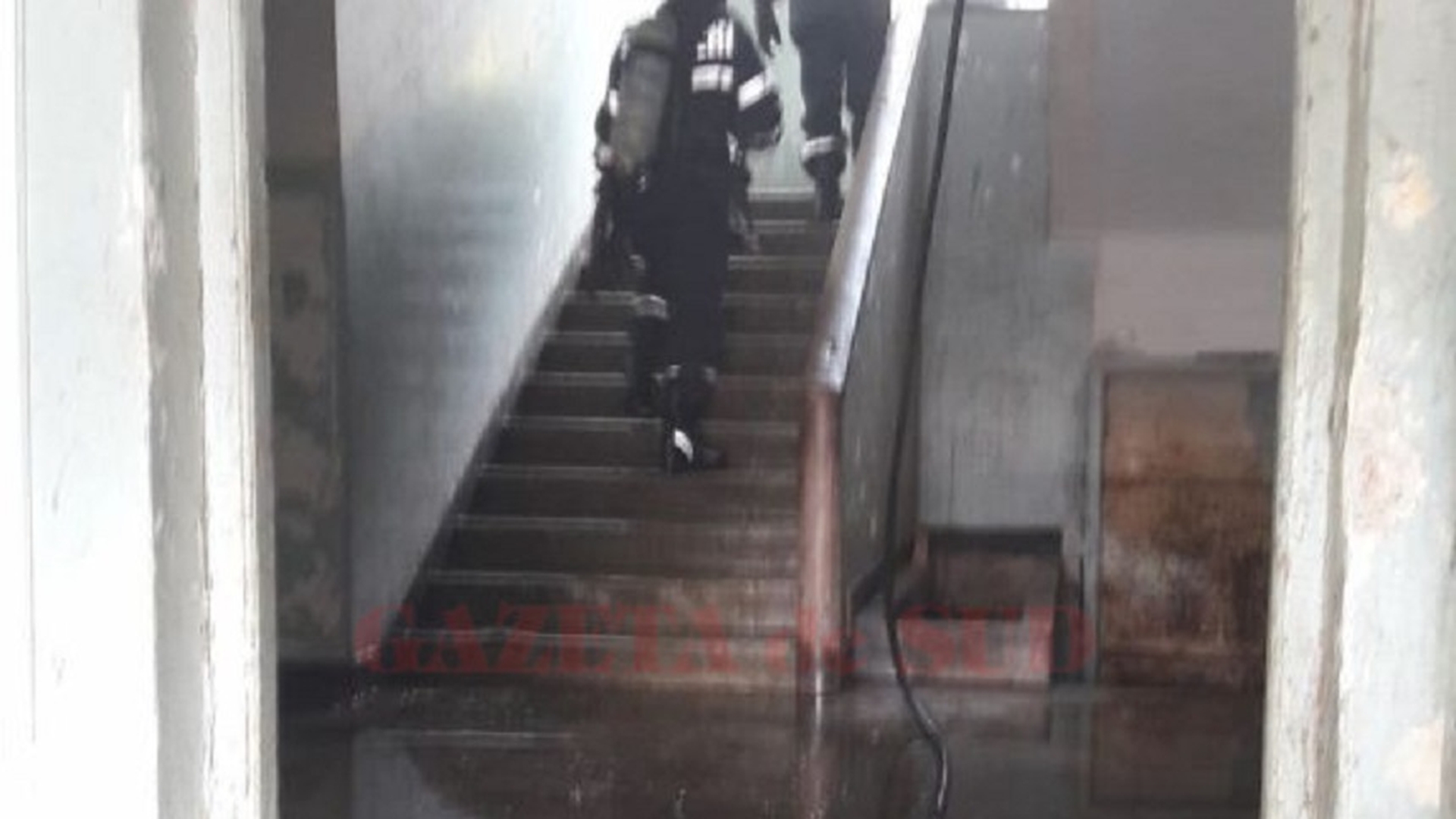 FOTO / Incendiu violent într-un bloc: 30 de persoane au fost evacuate, iar câţiva copii şi adulţi au ajuns pe mâinile medicilor