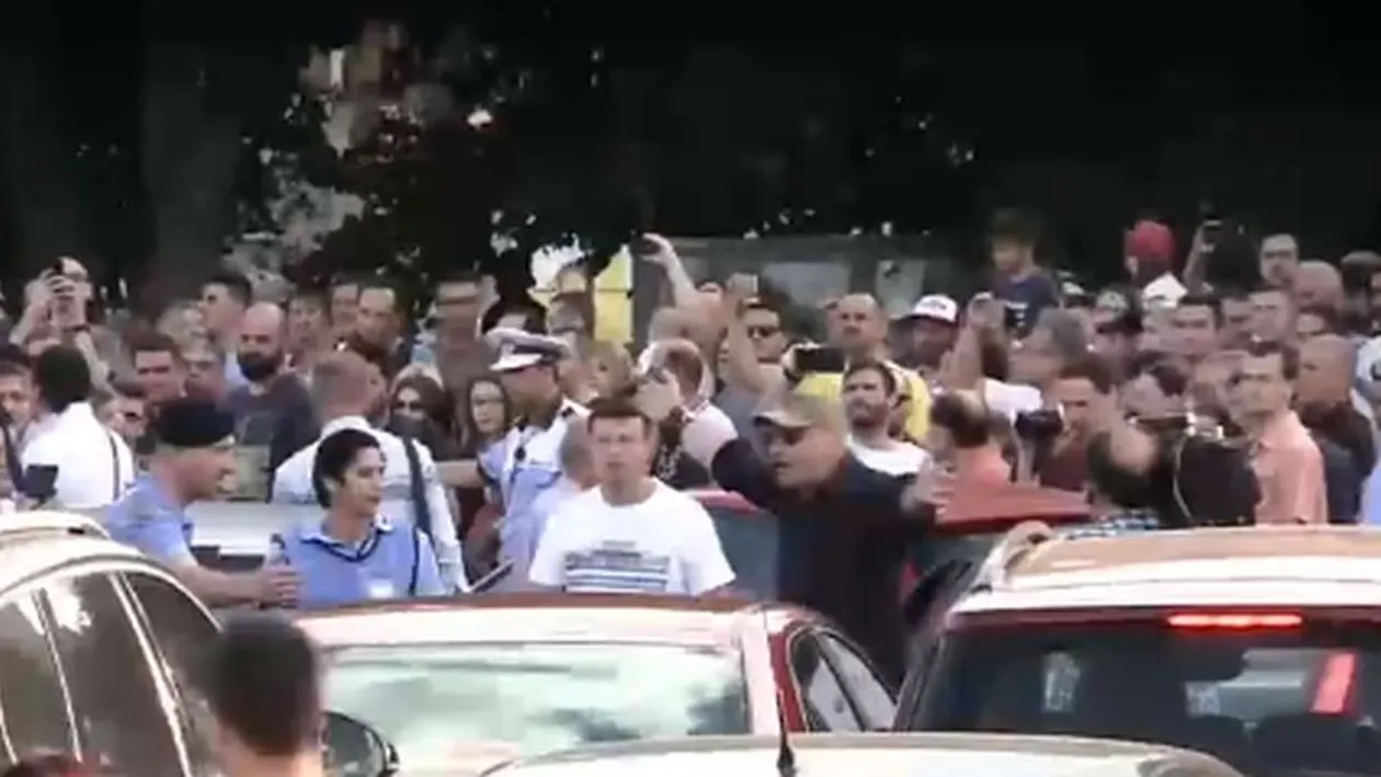 Bărbat săltat de jandarmi de la protestele din Piața Victoriei!