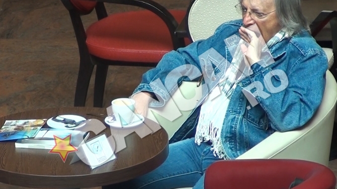 Sunt singurel... bing, bang, la cafenea... bing, bang.  Mihai Constantinescu se relaxeaza cu el insusi