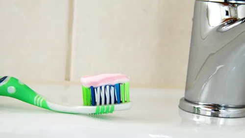 Nu mai ține periuța de dinți în baie. Un stomatolog celebru a explicat motivul. „Șanse de 99%”