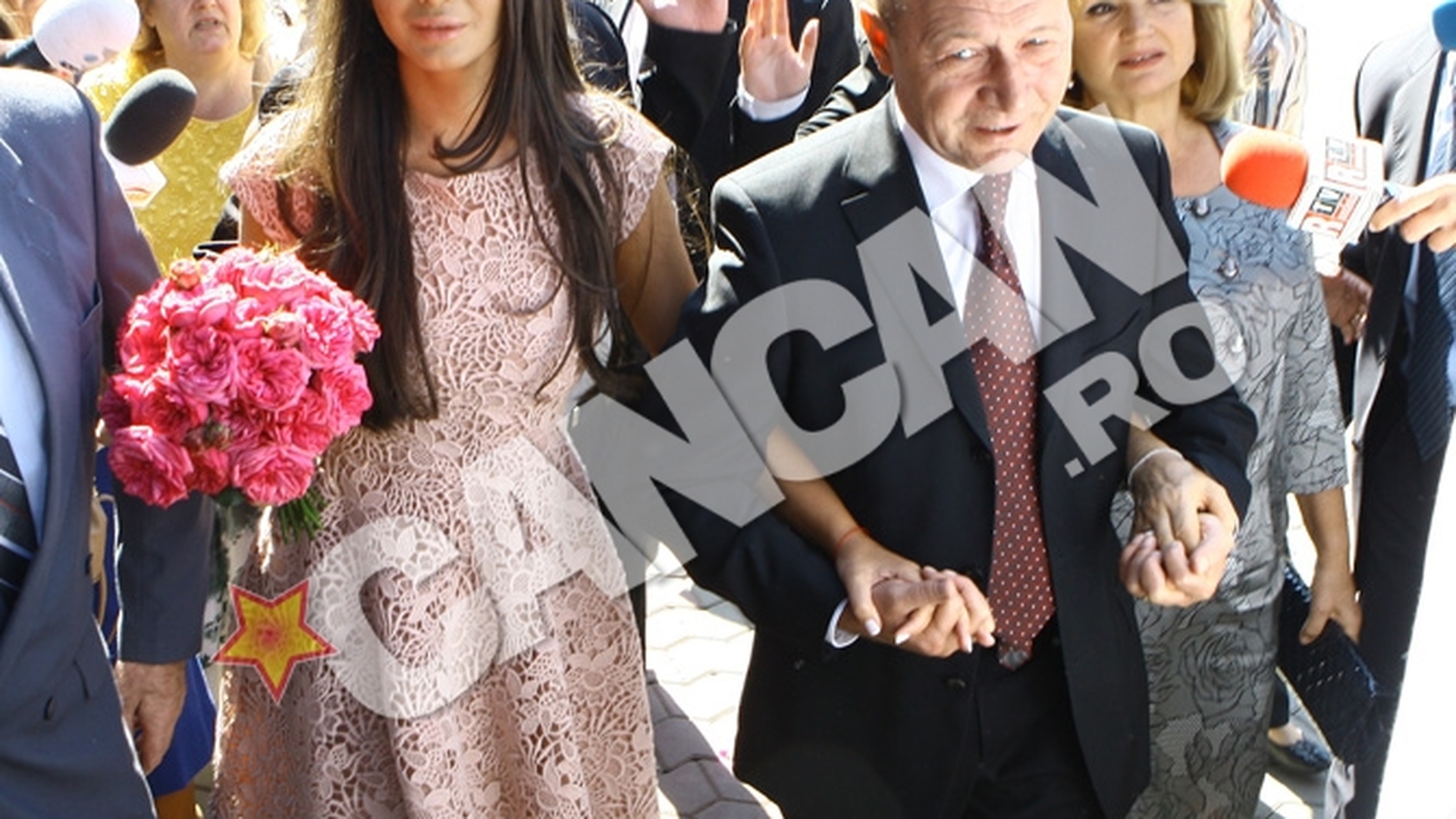 Elena Basescu s-a maritat intr-o rochie Dior, intocmai ca cea purtata si de actrita Mila Kunis!