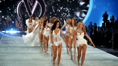 Cum a revenit Victoria’s Secret în prim plan: pariul pe „sexy” și marketingul cu vedete globale