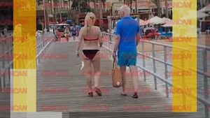 VIDEO RAR cu blonda lui GEORGE SIMION în vacanța din Egipt. Bogata candidată AUR, filmată mergând șmecherește în bikini!