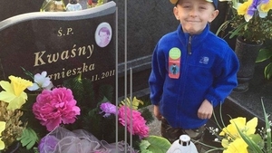 Filip, baietelul bolnav care isi dorea sa fie inmormantat langa mama lui, a murit