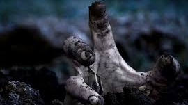 Experienţă macabră! A ieşit singură din propriul mormânt! Oamenii au fost şocaţi când au văzut-o! Ce a păţit a fost ireal