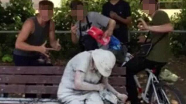 Patru adolescenți au atacat cu ouă și făină o femeie cu dizabilități! Tinerii s-au lăudat pe internet cu fapta lor