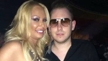 Atata transparenta, mai rar! Ce poza a “scapat” pe Facebook un celebru baiat de bani-gata din Bucuresti! Se vede TOT pe sub halat