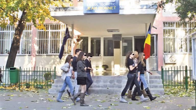 Rusinos! Elevii celui mai fitos liceu din Capitala s-au umplut de paduchi!
