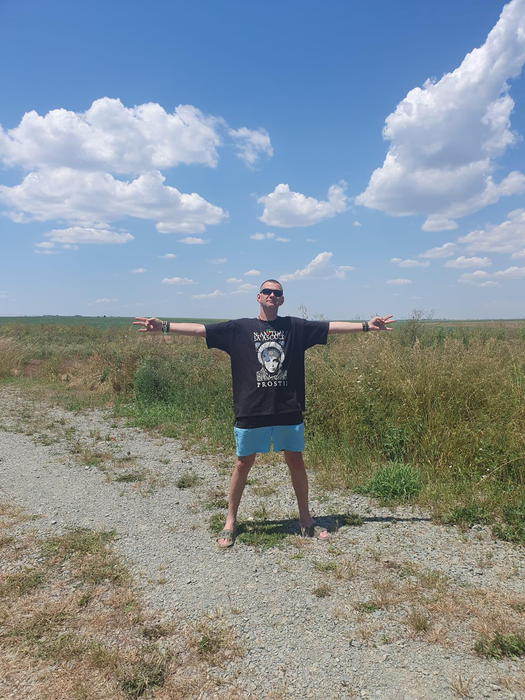 Valentin poartă creațiile vestimentare ale partenerei sale, Dana Marijuana