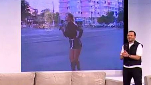 Roxana Nemes a facut autostopul! Imbracata sexy, blonda a trecut la treaba, dar. Vezi ce s-a intamplat