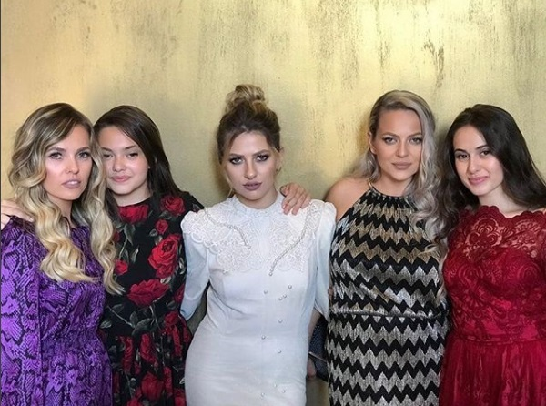 Lidia Buble, în fața altarului împreună cu toată familia ei: „E îmbrăcată în mireasă”