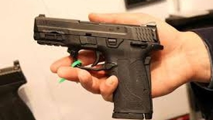 O elevă din Iași a fost amenințată cu arma chiar în curtea liceului! Ce le-a spus tânăra polițiștilor
