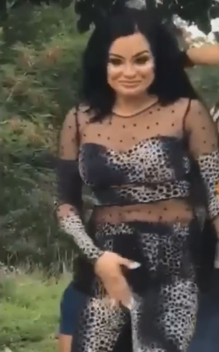 Carmen de la Sălciua se atinge în zona intimă