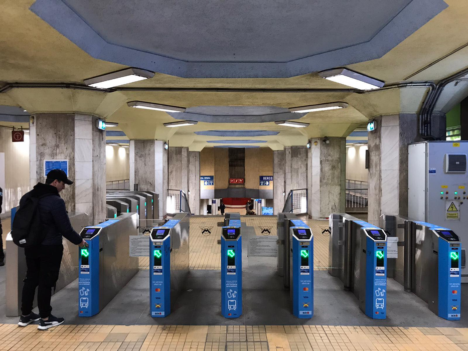 A dispărut ”furnicarul” de oameni de la metrou