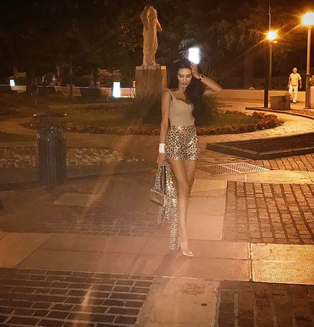 Andreea Sasu îşi scoate tatuajele cu Philipp Plein