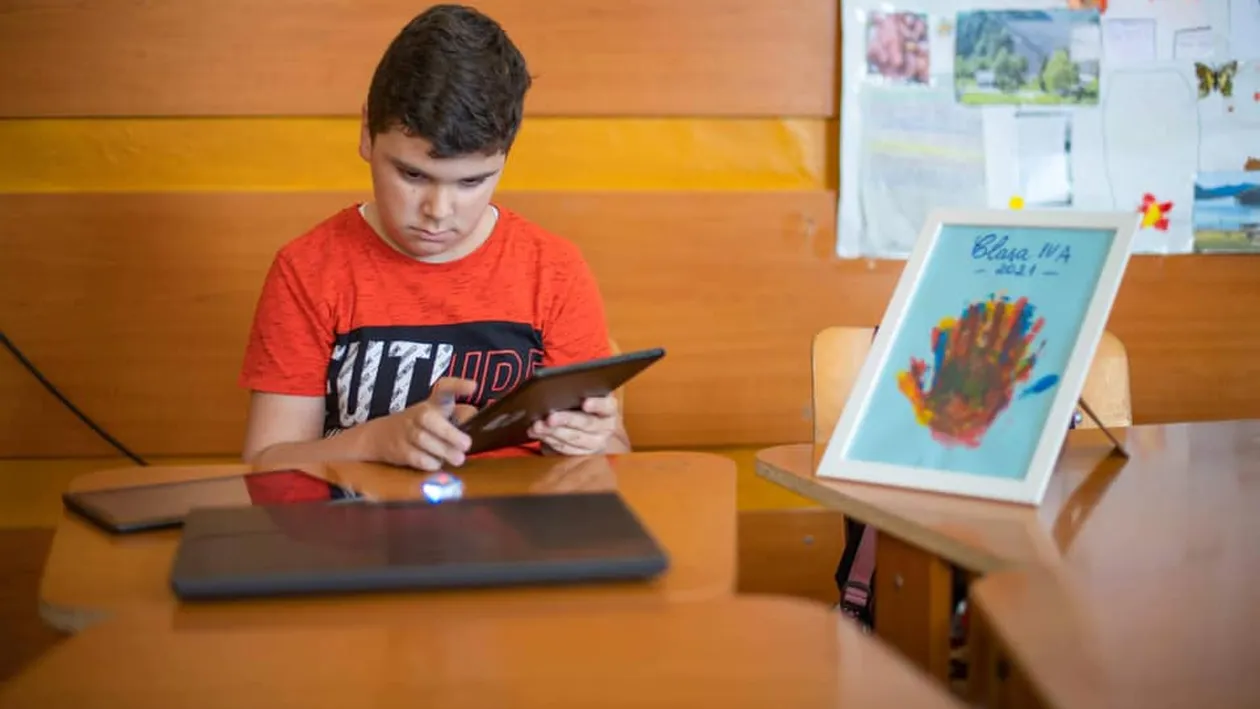 Povestea emoționantă a lui Robert, un băiețel de 10 ani din Prahova. Nu știa să scrie și să citescă, iar acum compune poezii