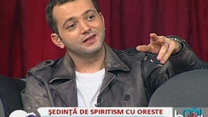 VIDEO Asistentele lui Morar s-au apucat sa sfinteasca platoul emisiunii! Vezi cum Cezara da cu apa sfintita pe Rodica!