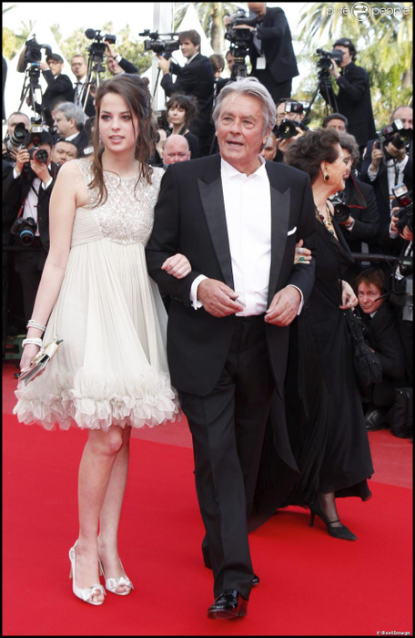 Anouschka este fiica lui Alain Delon şi  Rosalie van Breemen