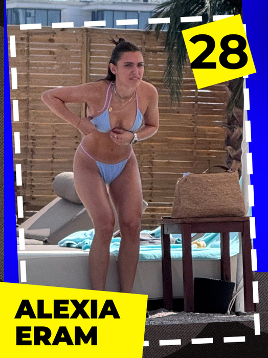 TOP 40 vedete surprinse în cele mai indecente poziţii! Antonia, Roxana Ionescu sau Delia şi-au mângâiat nurii şi… au făcut show total pe litoral!