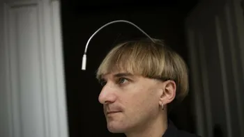 Bărbatul considerat primul „cyborg” recunoscut oficial din lume. Antena implantată în craniu îi permite să „audă” culorile
