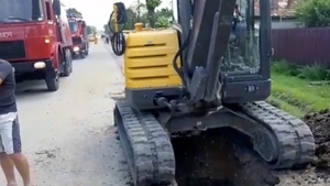 VIDEO. Muncitor prins sub un mal de pământ, în Dâmbovița. Intervenția rapidă a pompierilor i-a salvat viața