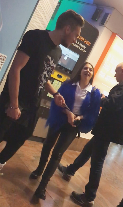 Nicole Cherry și iubitul ei se plimbă prin mall.
