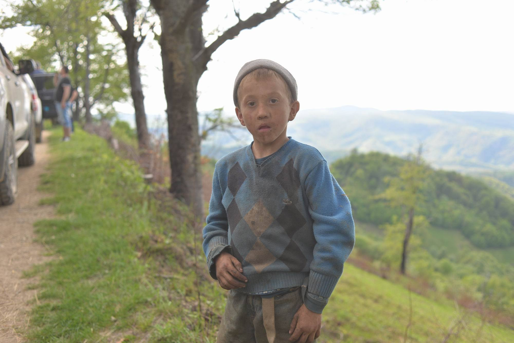EMOŢIONANT! Un copil din Caraş Severin care păzea oile, a izbucnit în plâns când a văzut dulciuri
