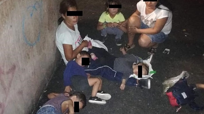 Minune pentru o mamă cu cinci copii. Aseară dormeau pe stradă, lângă stația de metrou Lujerului, dar în câteva ore au ajuns într-un cămin curat