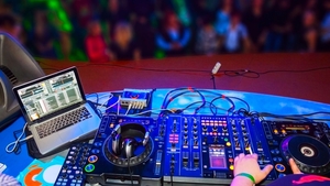 Un celebru DJ cunoscut pentru un hit din anii '90 a murit la 61 de ani. Cauza decesului este încă investigată