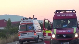 Accident în Bihor! Un copil de 4 ani și jumătate s-a urcat la volanul unei mașini și a lovit un muncitor