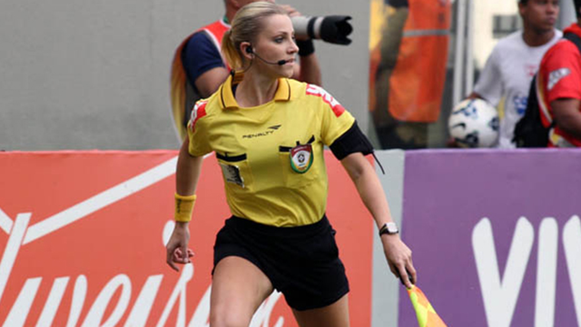 Blonda, provocatoare si dorita de toti microbistii! Cum arata cea mai sexy femeie arbitru din lume